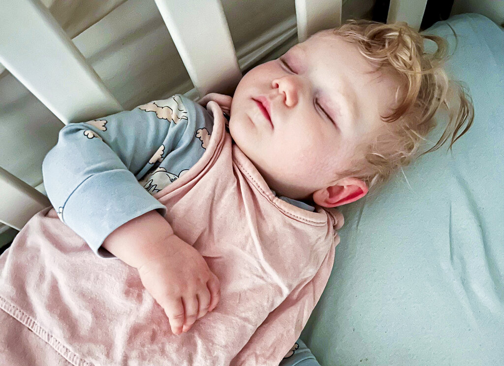 Bilde viser en sovende liten jente.