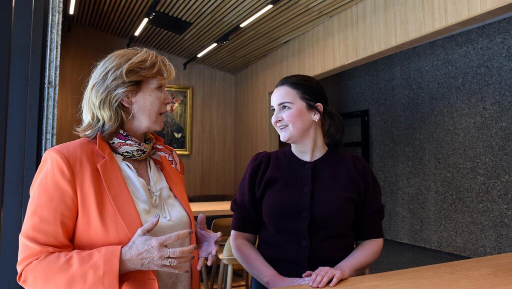 Bildet viser byrådsleder Christine Meyer og byråd for eldre, helse og omsorg, Marte Monstad.