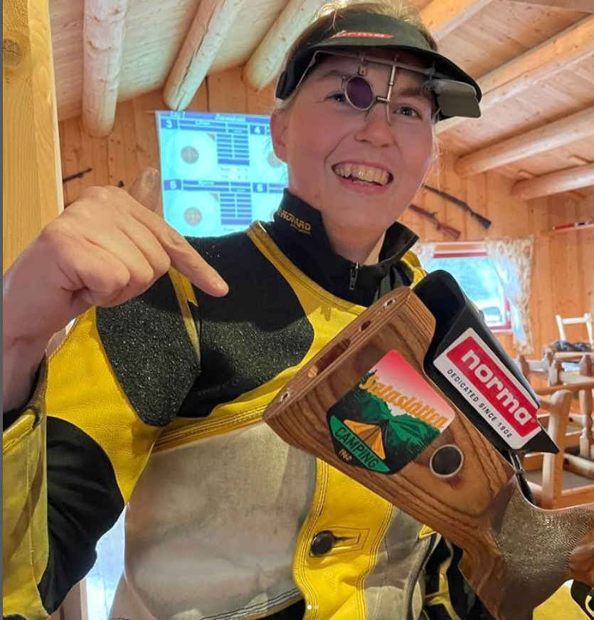 June Emilie Åsenden Bildet viser June Emilie Åsenden med rifle.