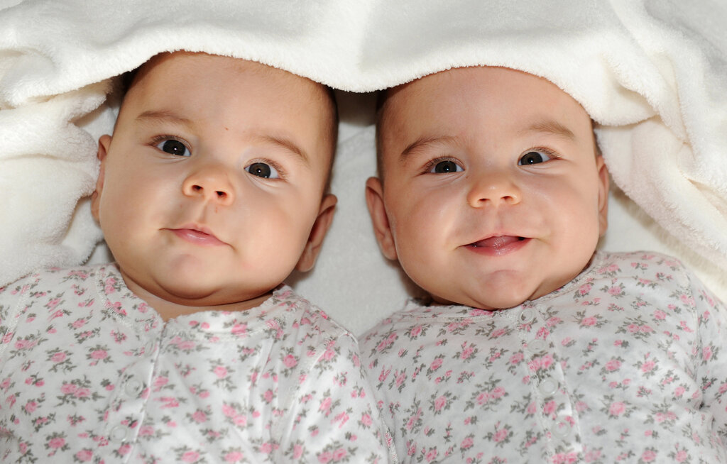 Illustrasjonsbilde av tvillingjenter. Illustrasjonsbilde av tvillingjenter.