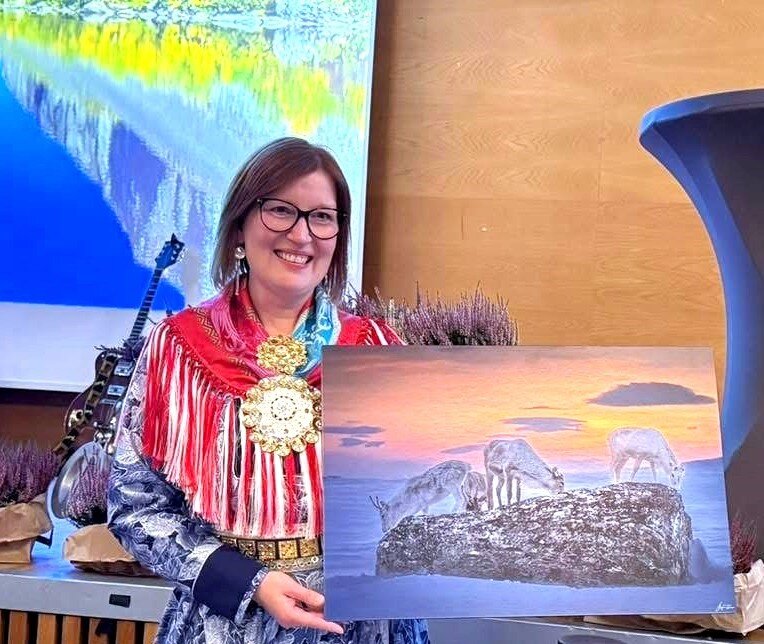 Prisvinner Eng med kunstverket bildet viser prisvinner Eng med kunstverket