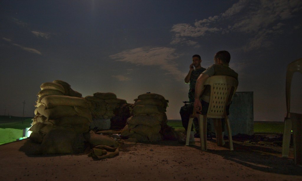 Vaktposter på taket av feltsykehuset om natten Vaktposter