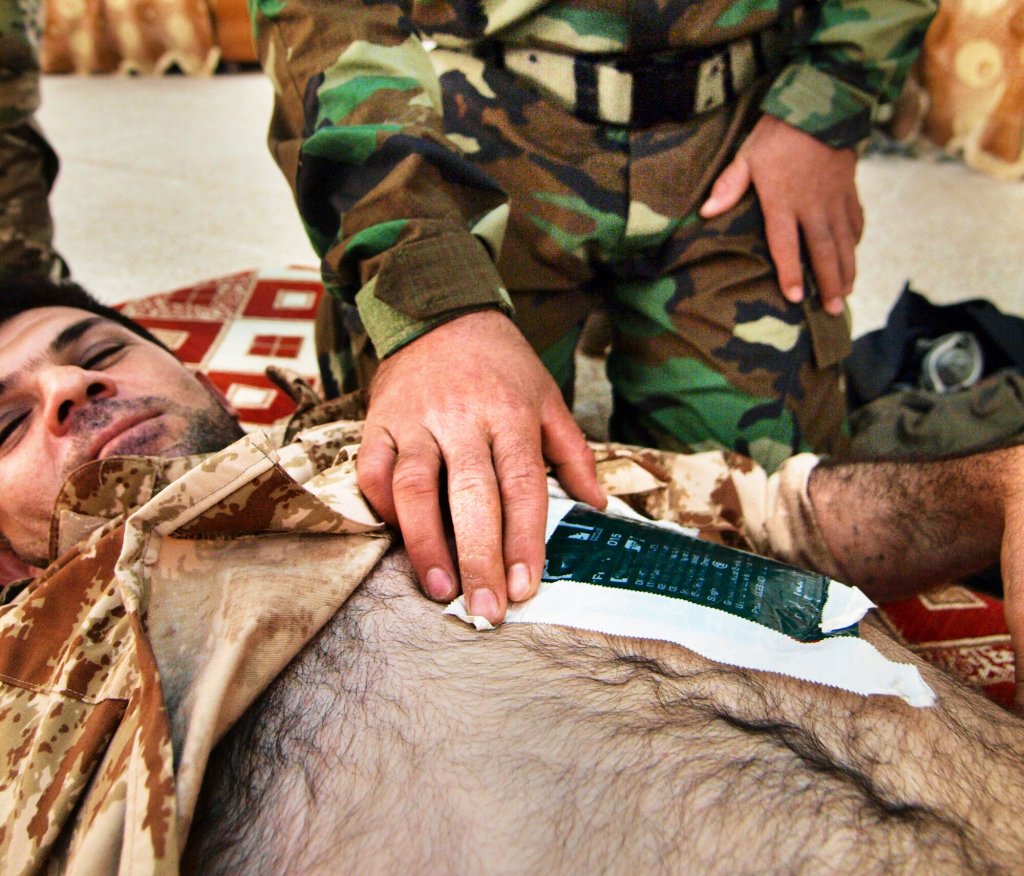 Kurdiske soldater øver på førstehjelp Kurdiske soldater øver på førstehjelp