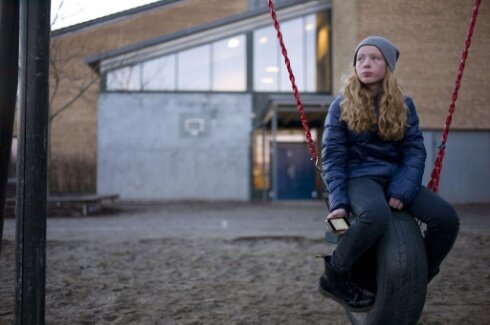 tema jente på huske web.jpg