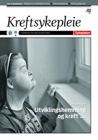 Viser en voksen kvinne med Downs syndrom som titter ut av et vindu