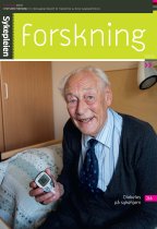 Eldre mann med blodsukkermåler på sykehjem