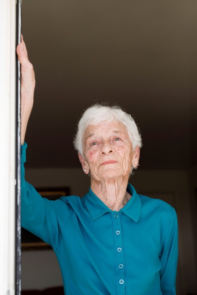 Esther Nørholm (80) har ikke holdt kontakten med sine skipskamerater fra hvalfangstekspedisjonen, men har truffet et par av dem tilfeldig igjen. Bilde av Esther i dag. 80 år gammel.