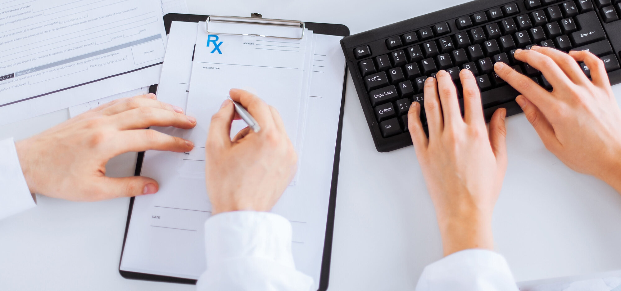 Hender som skriver journal Bildet viser hender som skriver journal