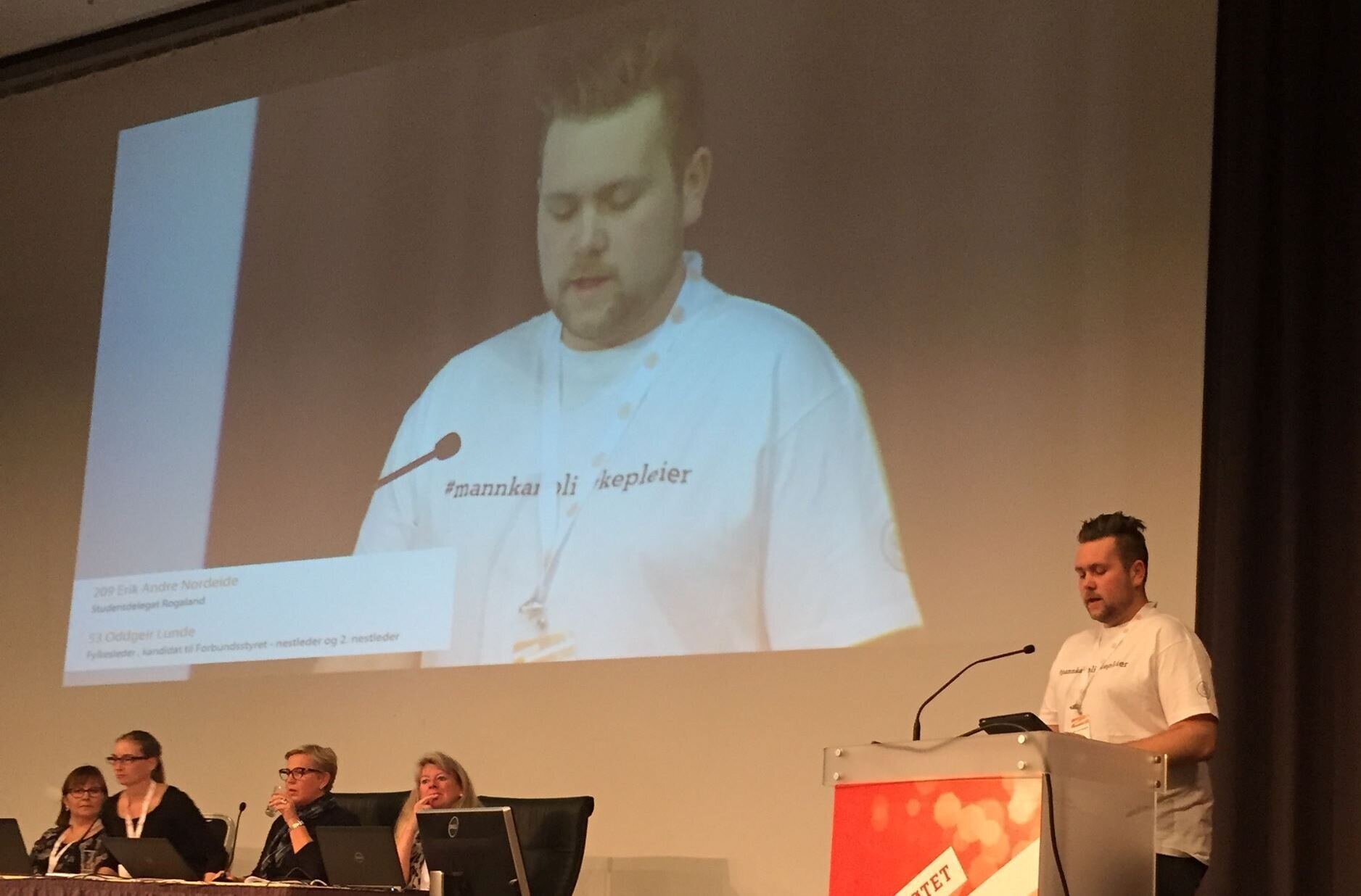 Bildet viser en student på talerstolen under landsmøtet.