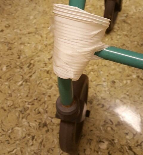 rullatortriks Bildet viser en plastkopp teipet fast foran nede på en rullator.
