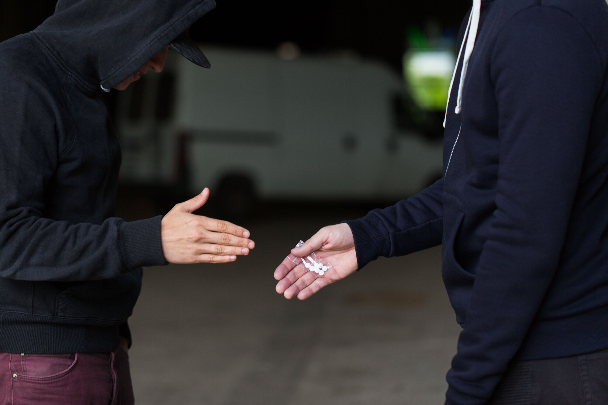 Illegal omsetning av legemidler En person selger LAR-legemidler til en annen