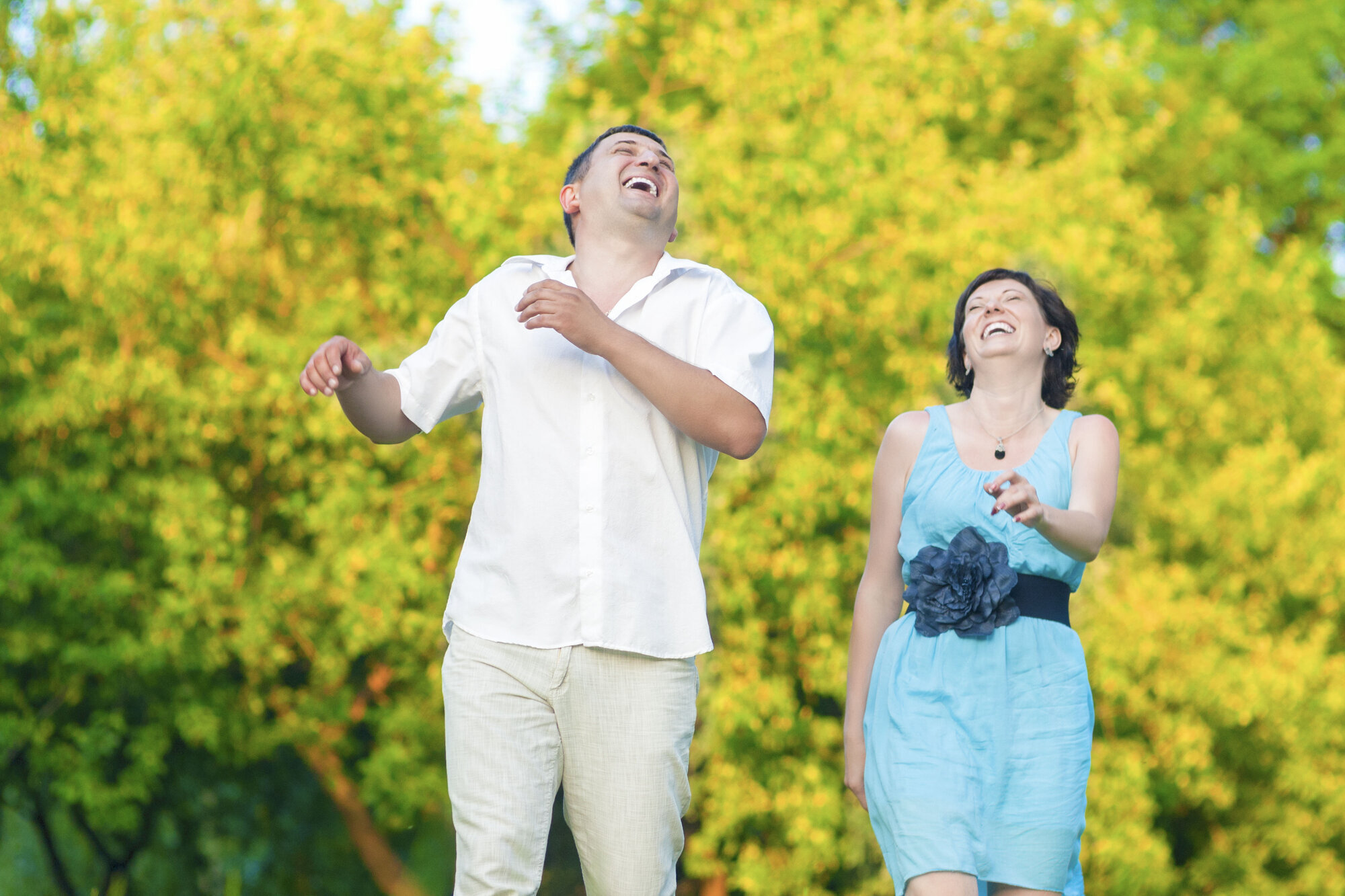 Lattermildt par Bilde viser en mann og en kvinne som ler sammen