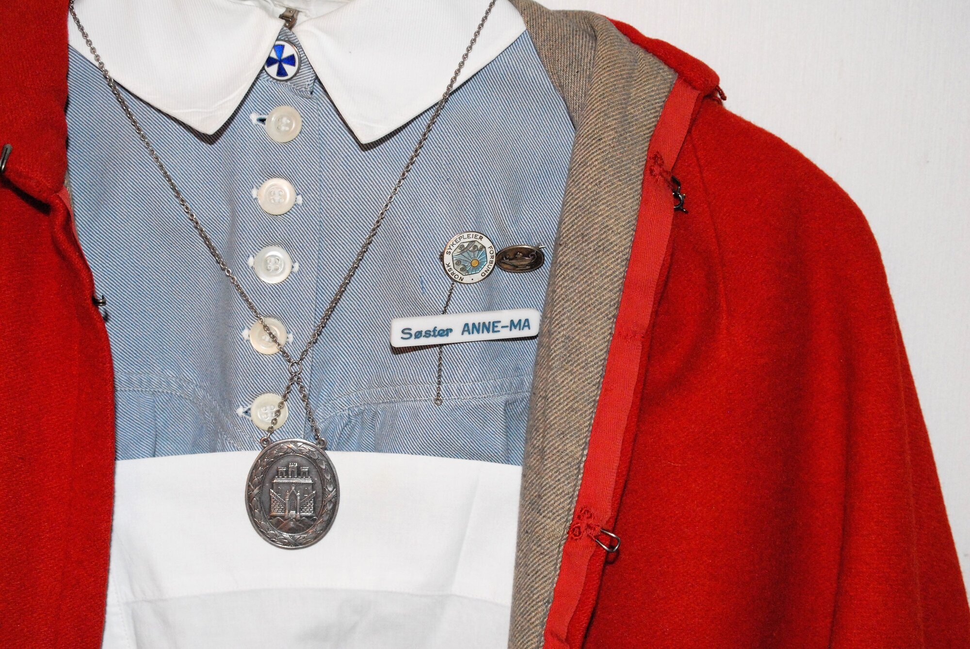 Arbeidsantrekket for sykepleiere har endret seg mye opp gjennom tidene. Bildet viser øvre del av Haukelands-uniformen med cape.