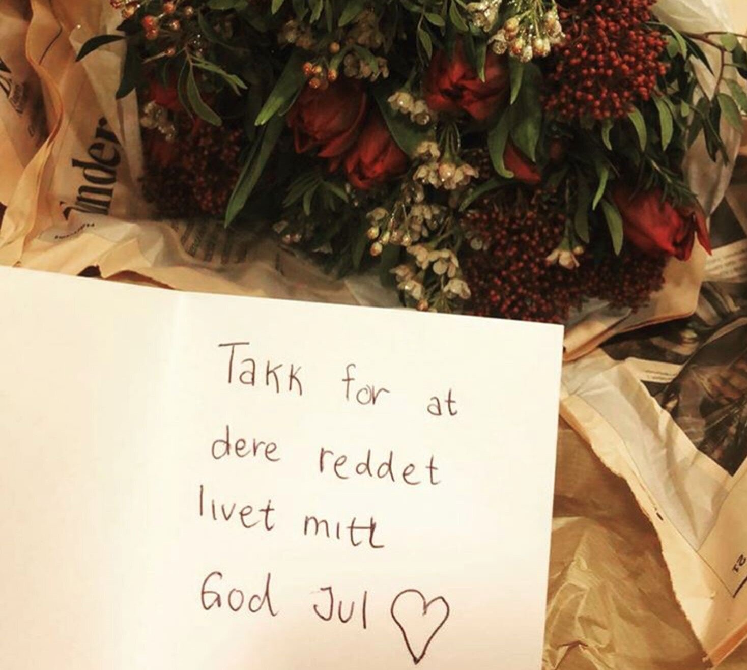 Avdeling for blodsykdommer, Oslo universitetssykehus, Rikshospitalet Bildet viser en blomsterbukett og et kort der det står "Takk for at dere reddet livet mitt. God jul."