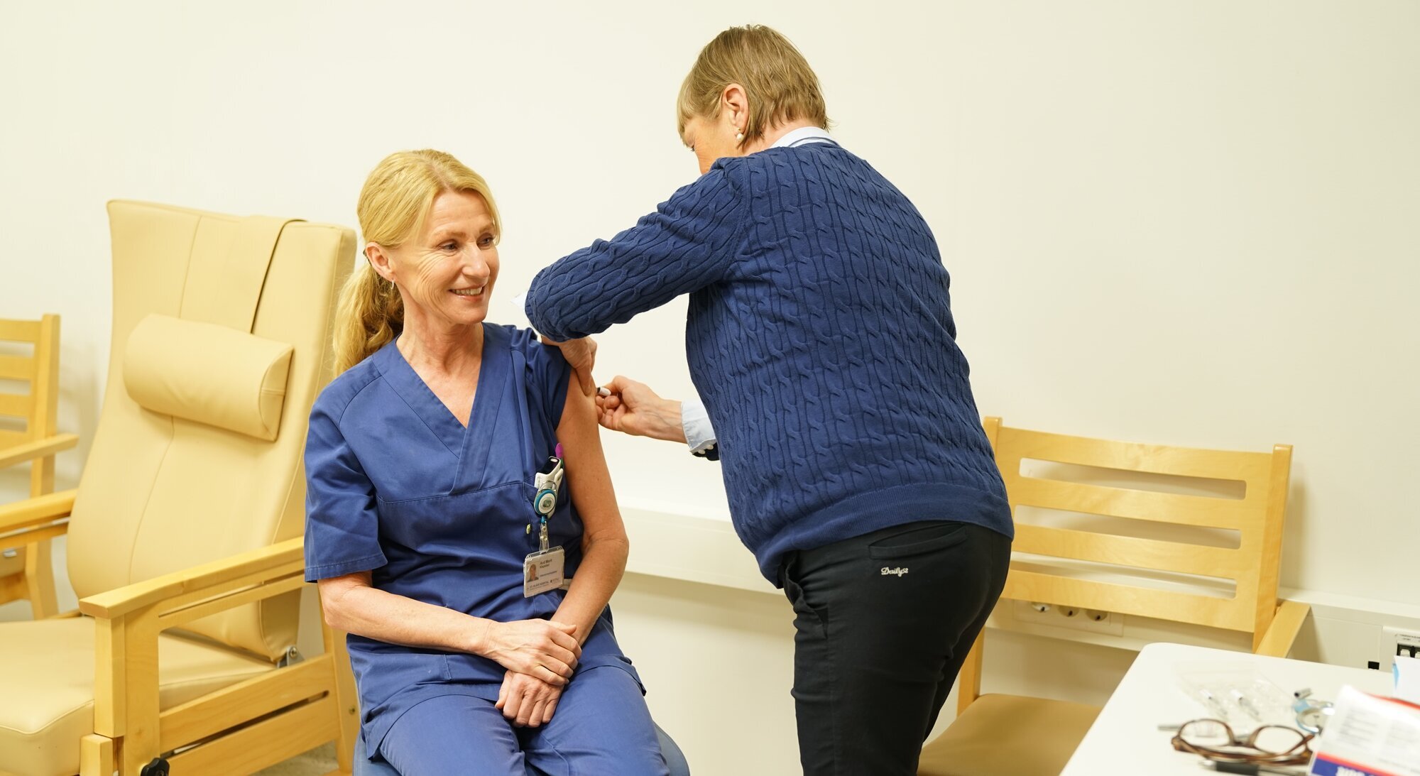 Aud Marit Klepstad, Kristina Aker, St. Olavs hospital Bildet viser Aud Marit Klepstad som får vaksine av Kristina Aker.