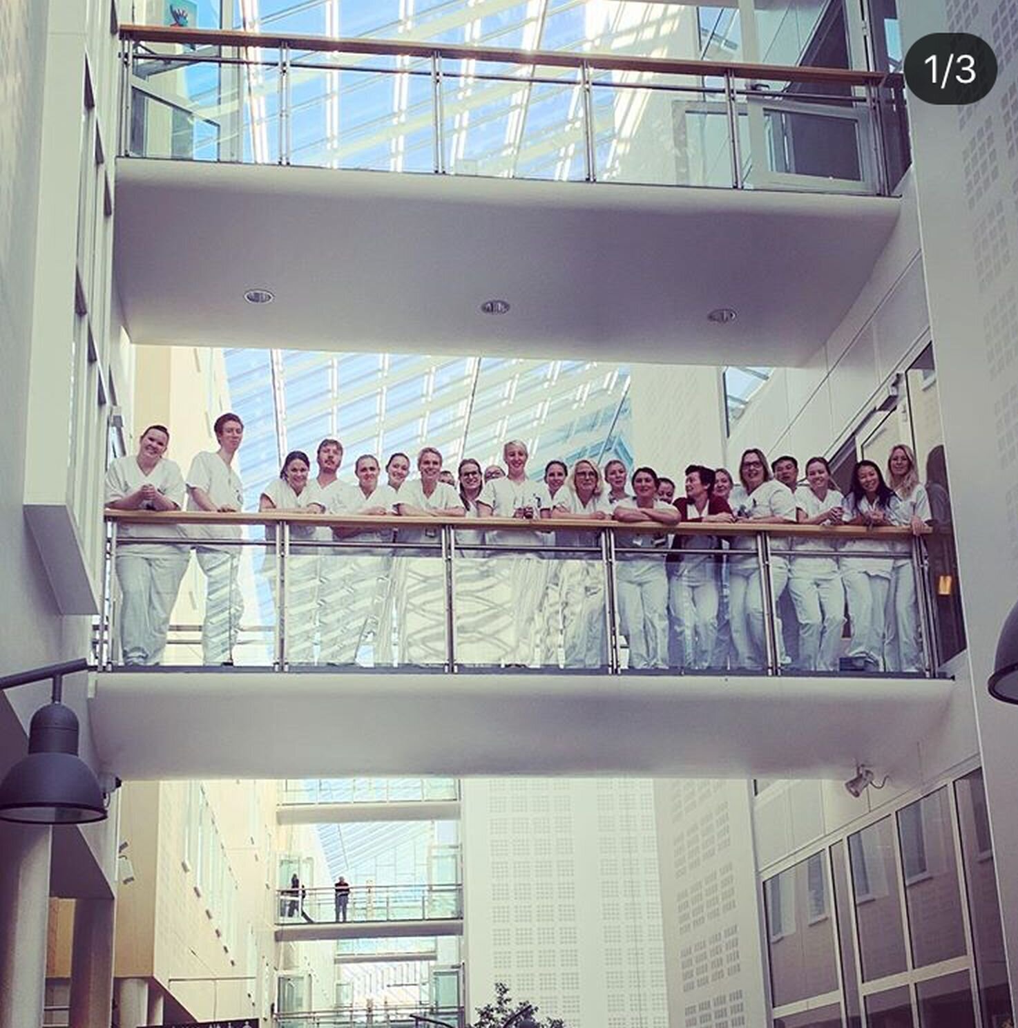 Avdeling for blodsykdommer, Oslo universitetssykehus, Rikshospitalet Bildet viser ansatte på Avdeling for blodsykdommer i glassgangen på Rikshospitalet.