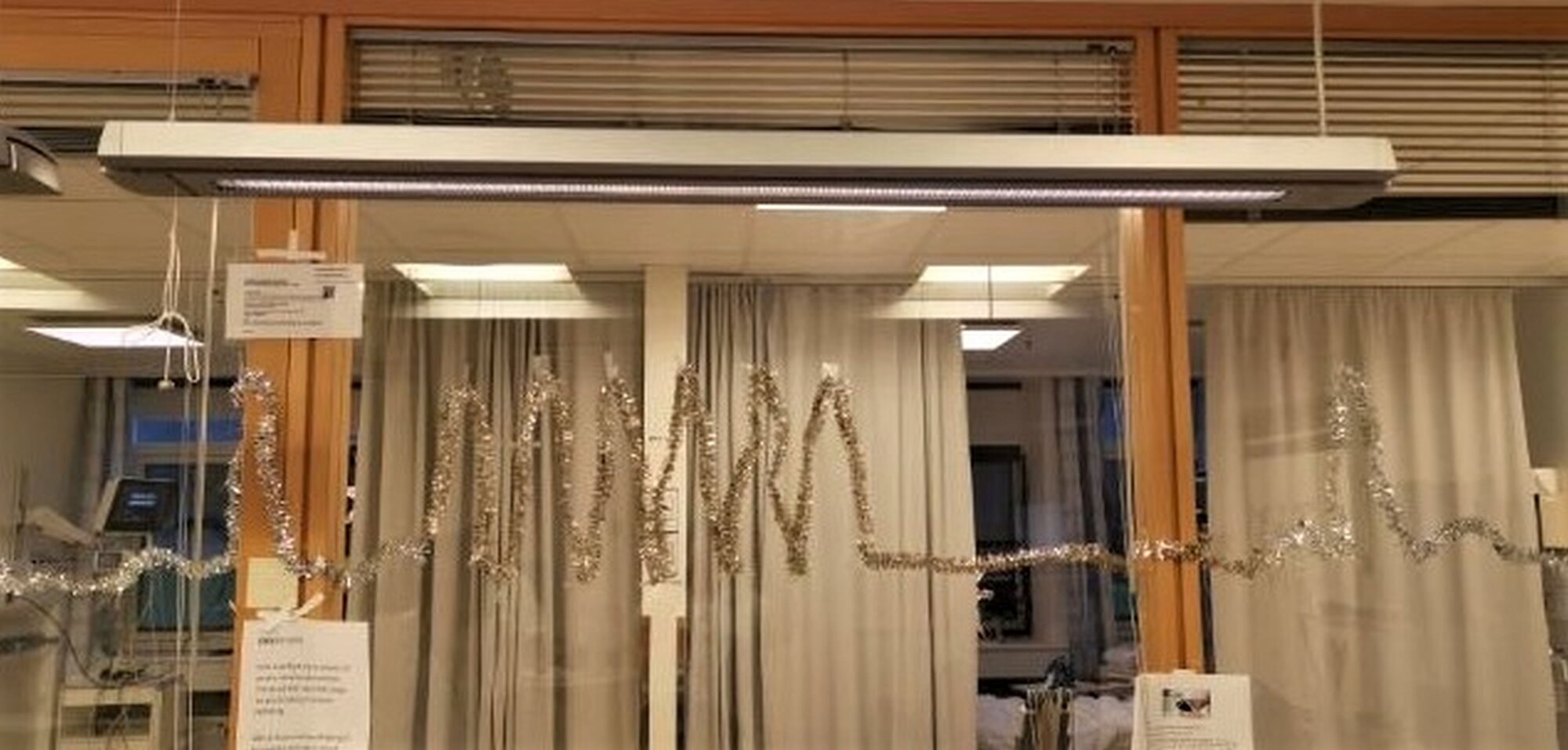 Medisinsk intermediær enhet, Sykehuset Sørlandet, Kristiansand Bildet viser glitterlenker formet som hjerterytmer.