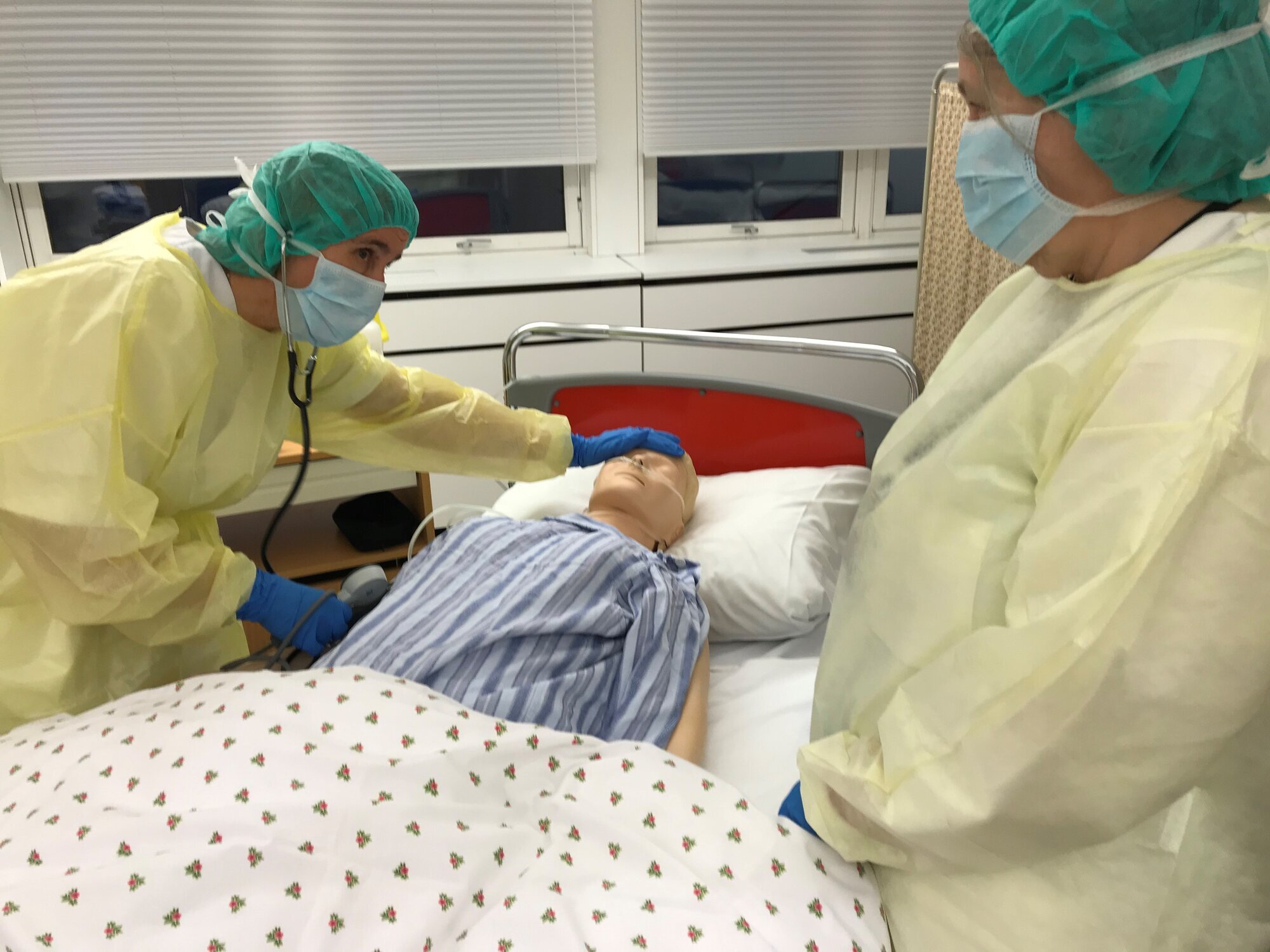Simulering: Lærerne Randi Caspersen Bratland og Linda Jansen viser hvordan sykepleiere skal behandle pasienter med meningitt.