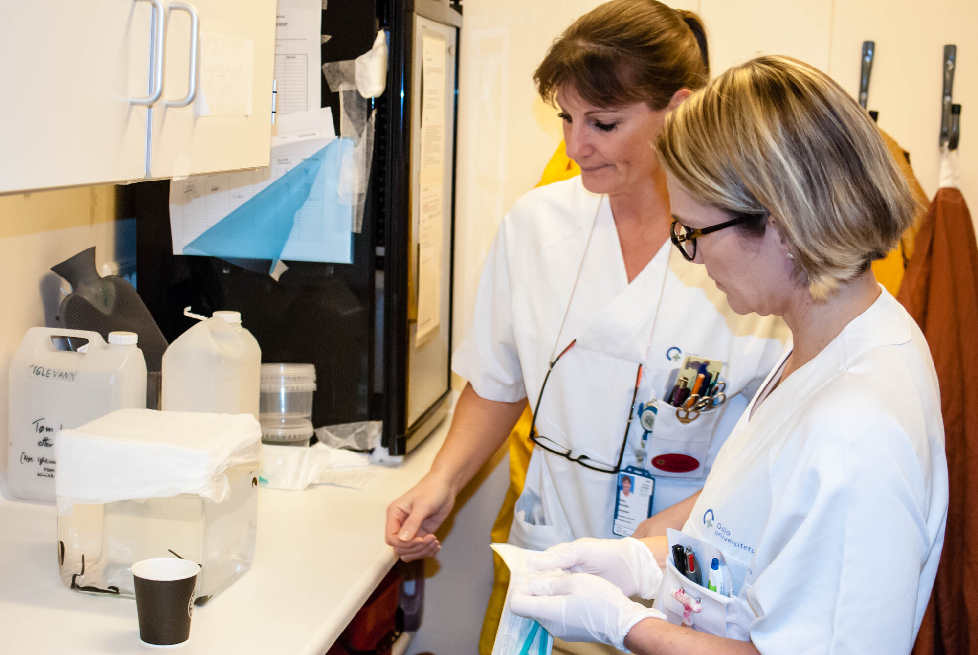 Sykepleierne Anna Brandin og Elin Hvamstad. Sykepleierne Anna Brandin (innerst) og Elin Hvamstad med blodigleakvariet på Rikshospitalet