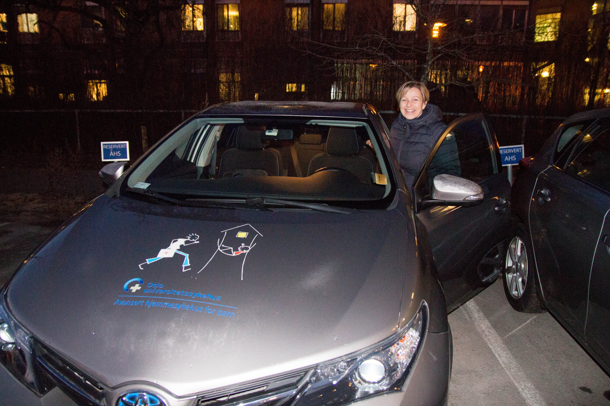 Nina Granum Lycke, Avansert hjemmesykehus for barn, Oslo universitetssykehus Bildet viser Nina Granum Lycke på vei ut med bilen til Avansert hjemmesykehus for barn.
