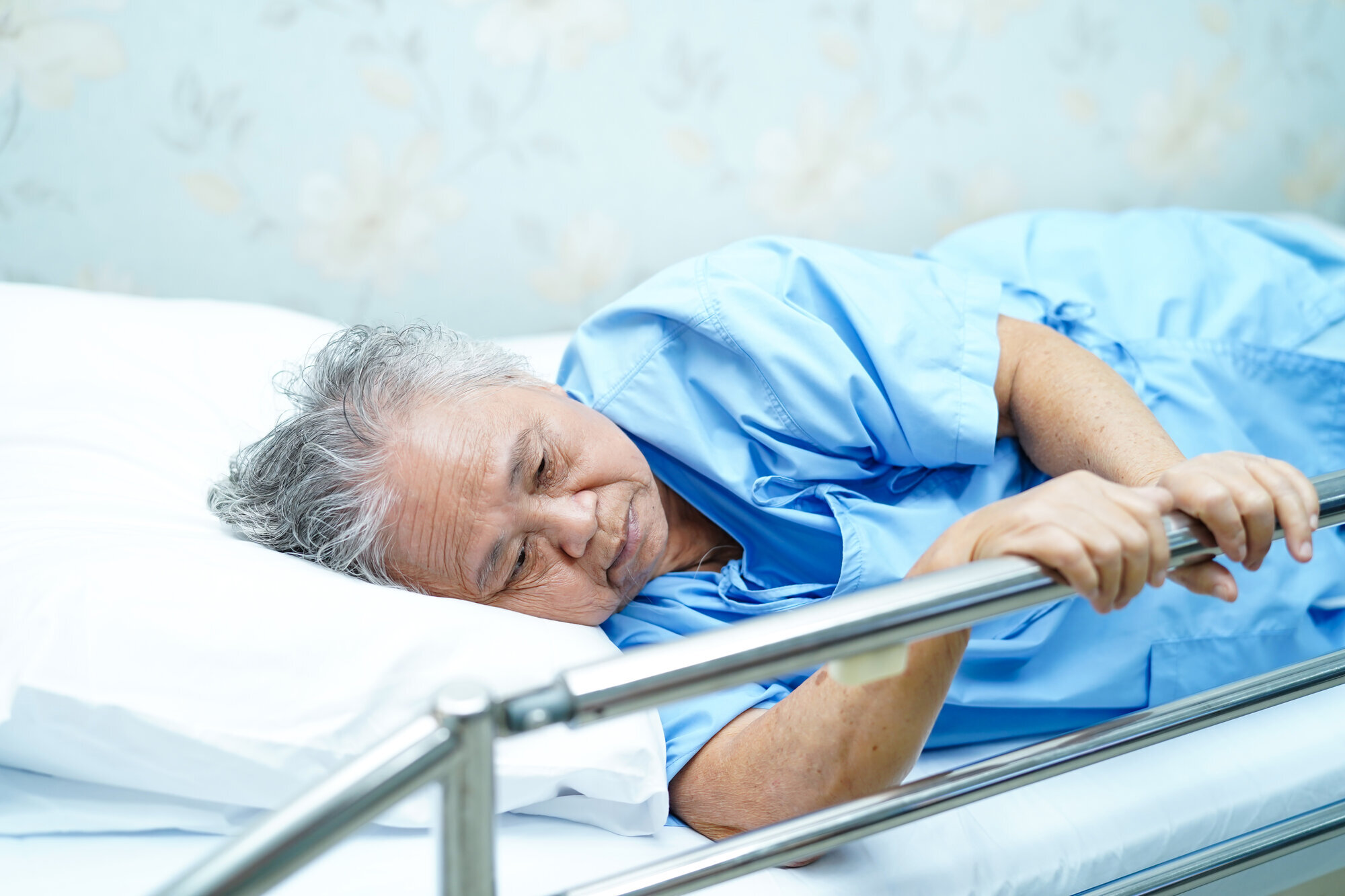 Bildet viser asiatisk pasient i sykehusseng