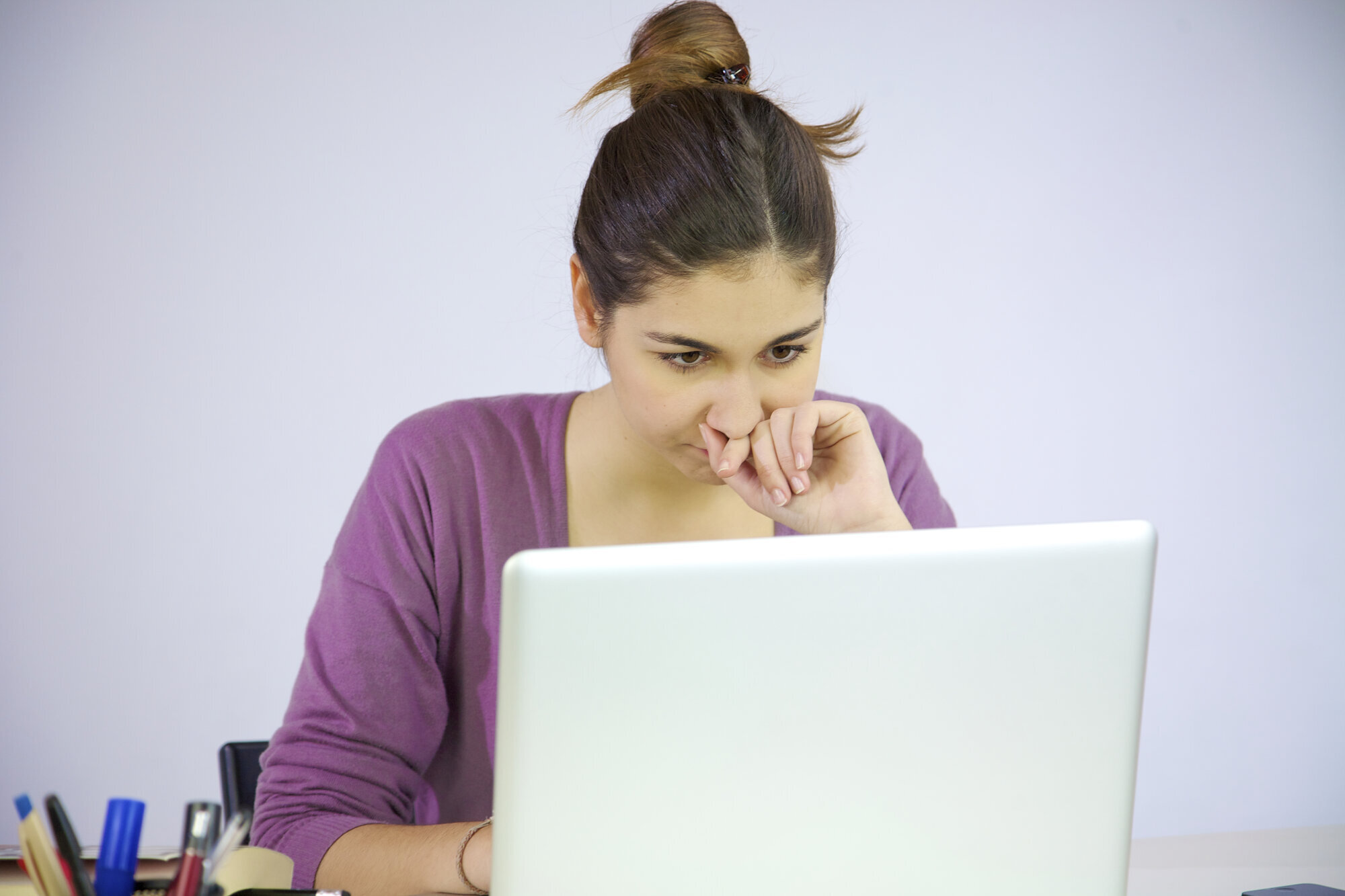 Data, internett, terapi Bildet viser en kvinne som sitter ved en datamaskin.