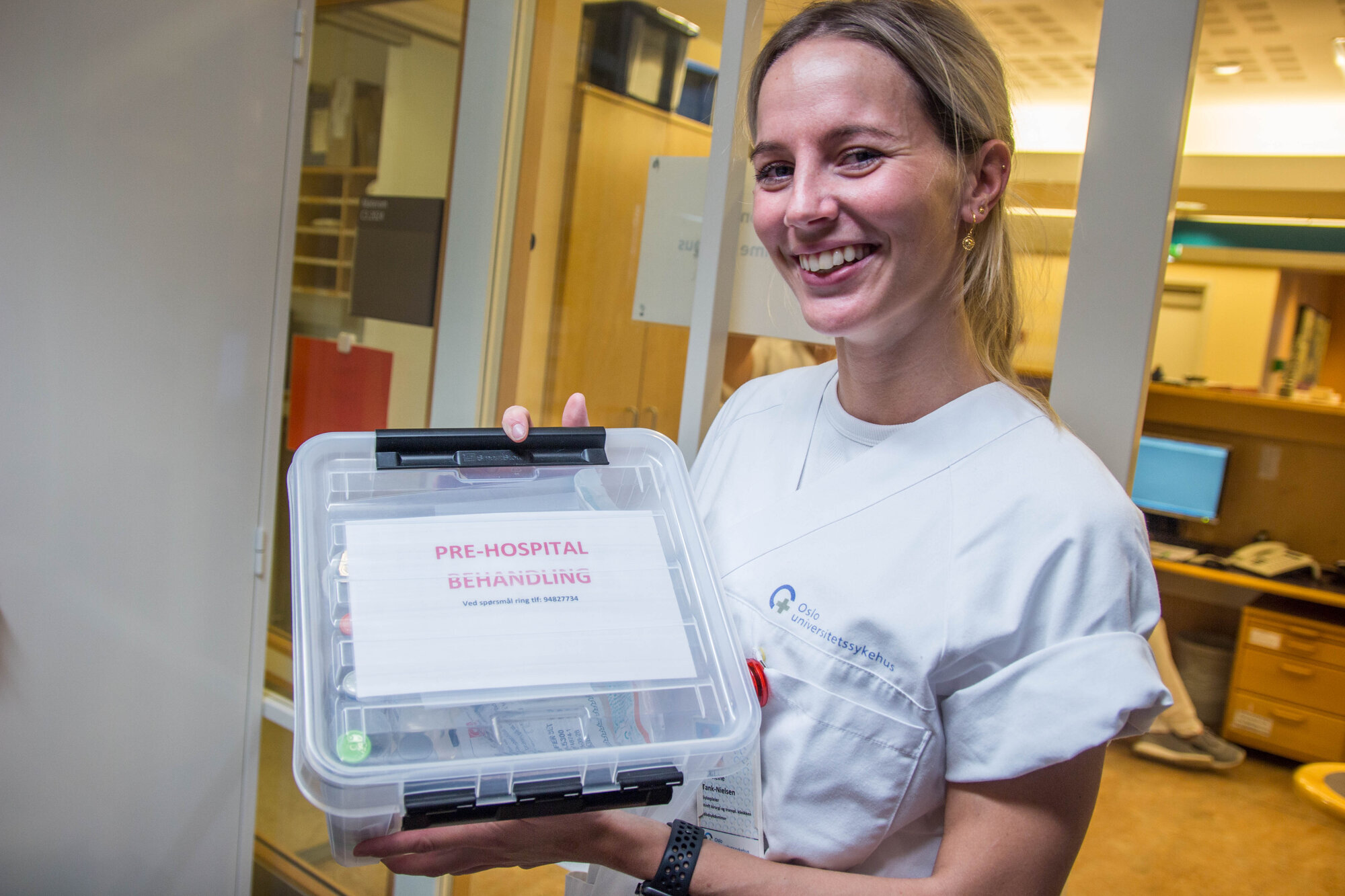 Madeleine Tank-Nielsen, Avansert hjemmesykehus for stamcelletransplanterte, Oslo universitetssykehus Bildet viser Madeleine Tank-Nielsen med en boks med utstyr til prehospital behandling.