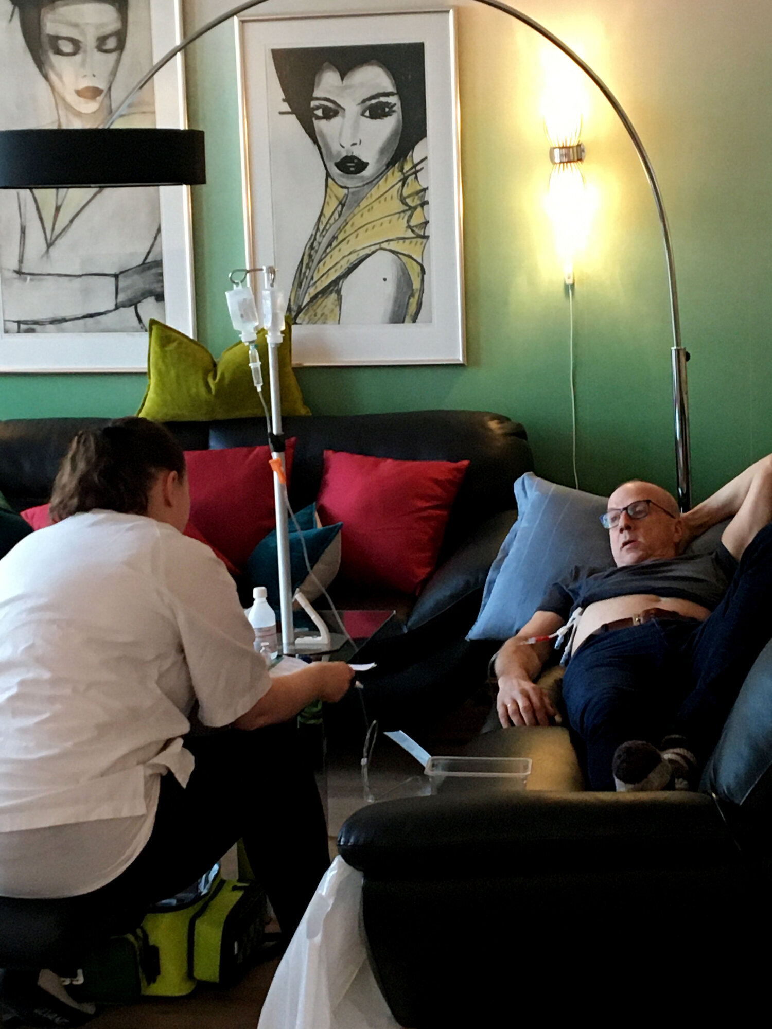 Bjørn Vidar Grønvold, avansert hjemmesykehus for stamcelletransplanterte Bildet viser Bjørn Vidar Grønvold som får behandling av sykepleier hjemme.