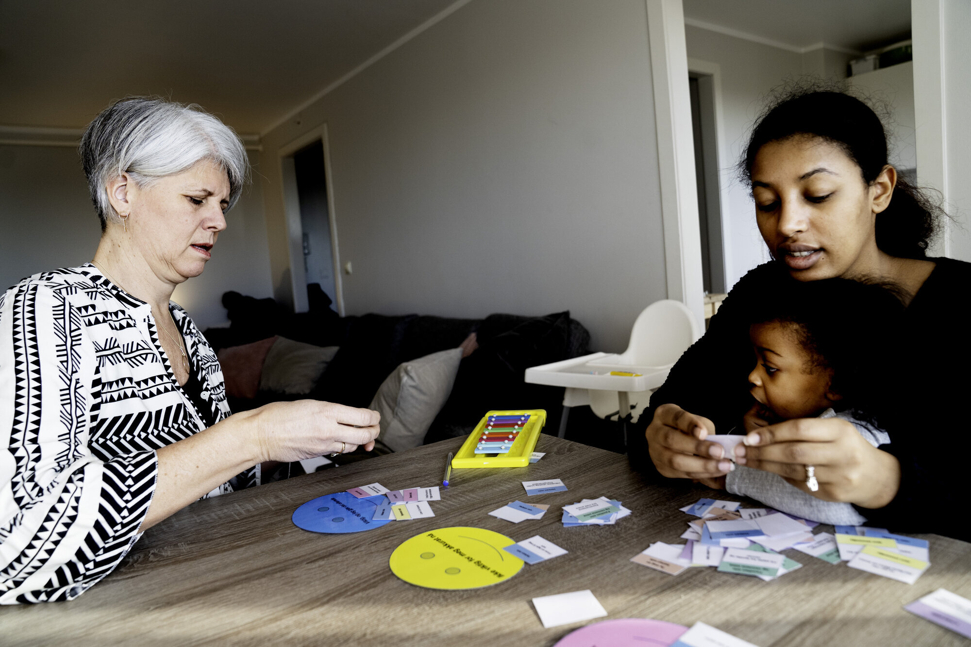 Familie for første gang Mona sorterer lapper sammen med familiesykepleier Heidi Duesund Hansen