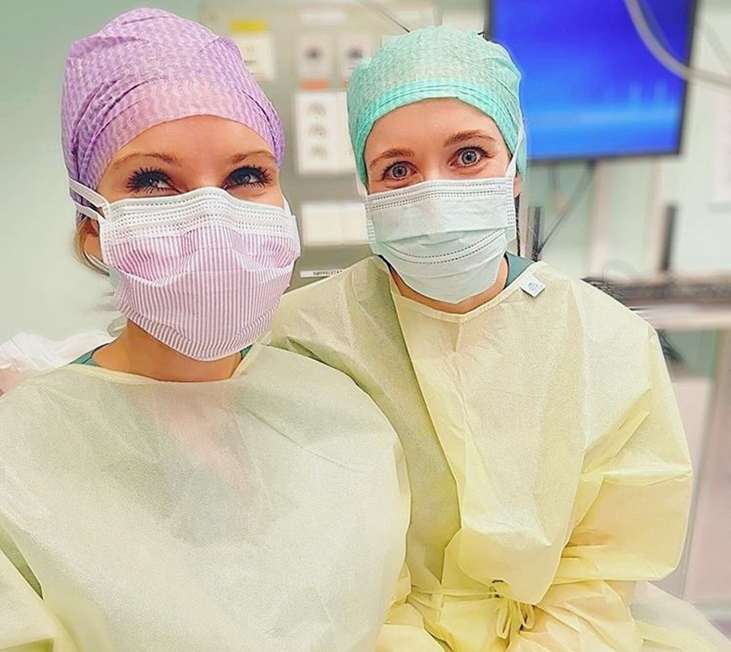 Operasjonssykepleierne Bildet viser to operasjonssykepleiere.