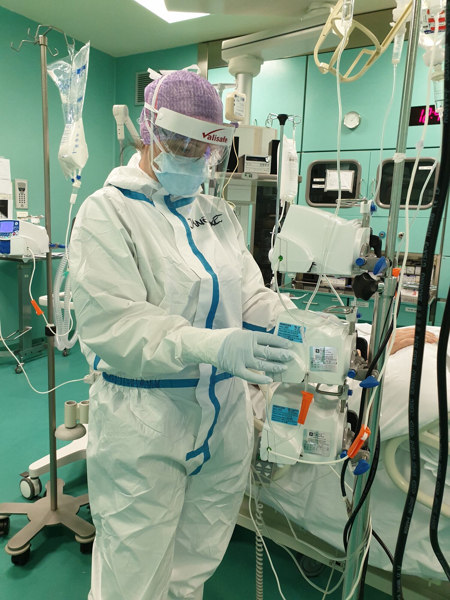 Bildet viser sykepleiere som ordner med utstyr til en pasient.