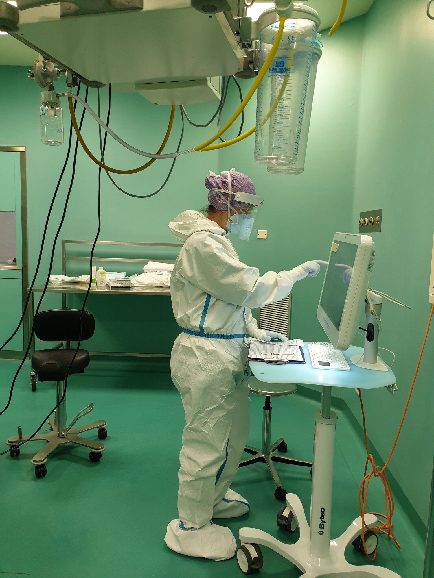 Medisinsk innsatsteam Bildet viser en sykepleiere som står og trykker på en skjerm.