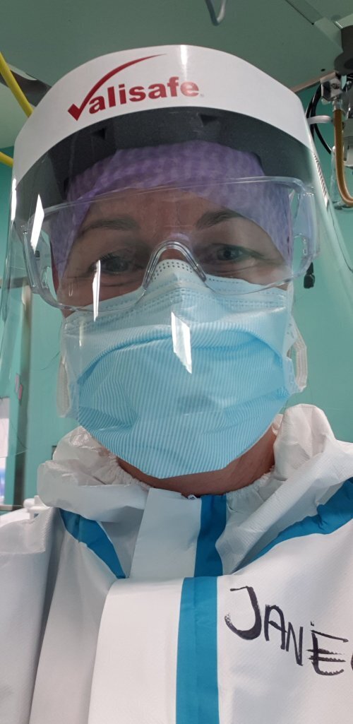 Medisinsk innsatsteam Bildet viser Janecke Engeberg Sjøvold med smittevernutstyr.