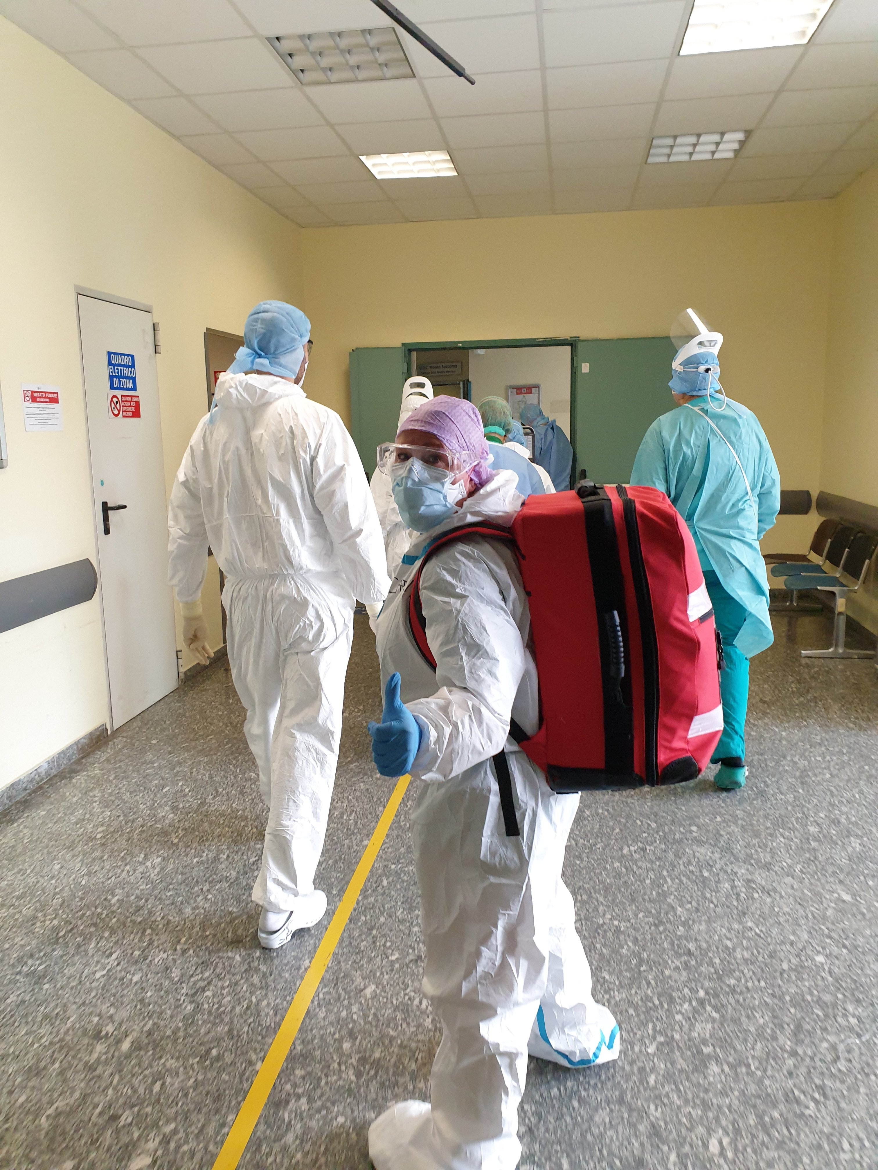 Medisinsk innsatsteam Bildet viser helsepersonell i smittevernutstyr på vei ut av avdeling.