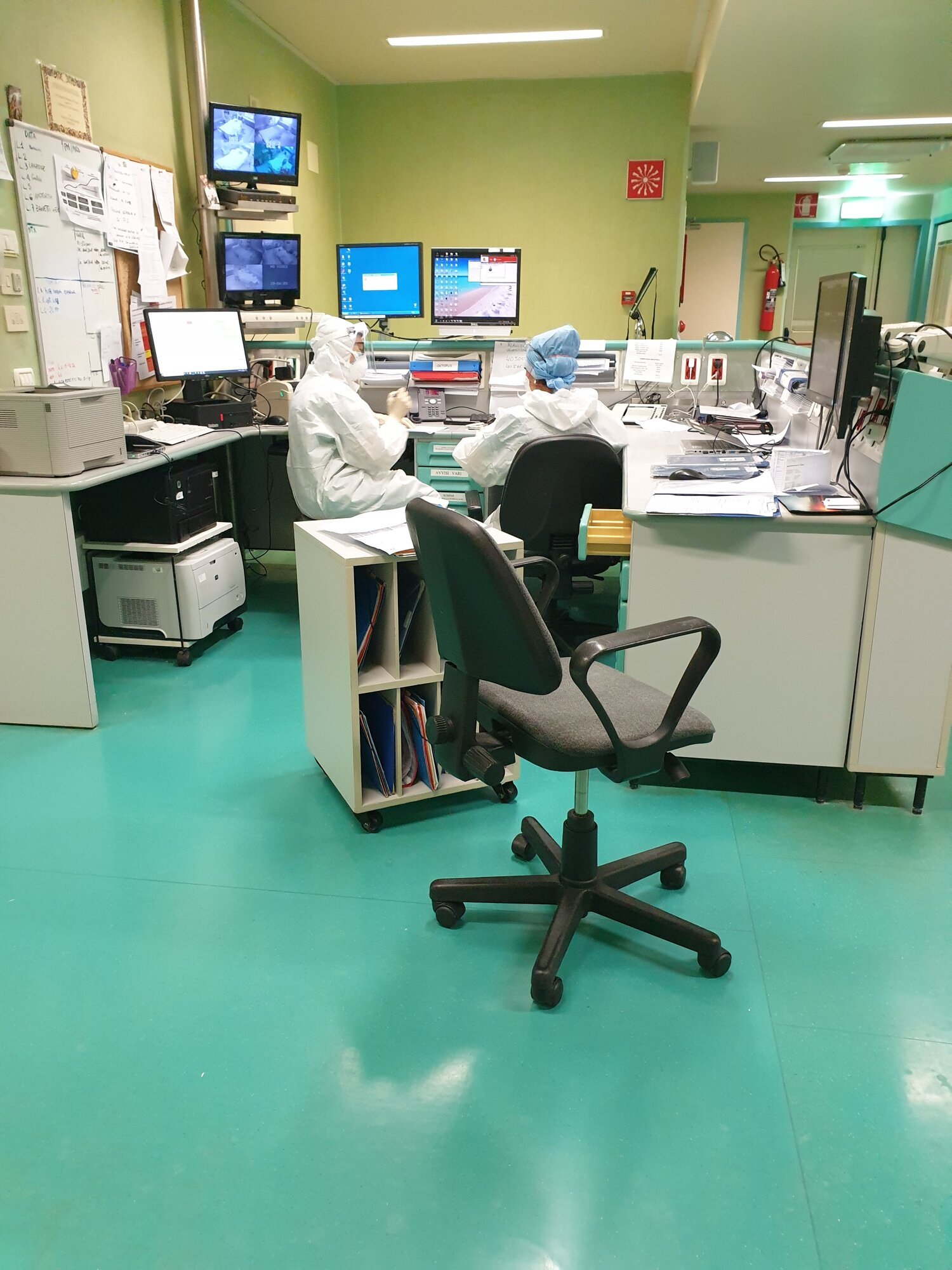 Medisinsk innsatsteam Bildet viser helsepersonell i smittevernutstyr i sykehusmiljø.