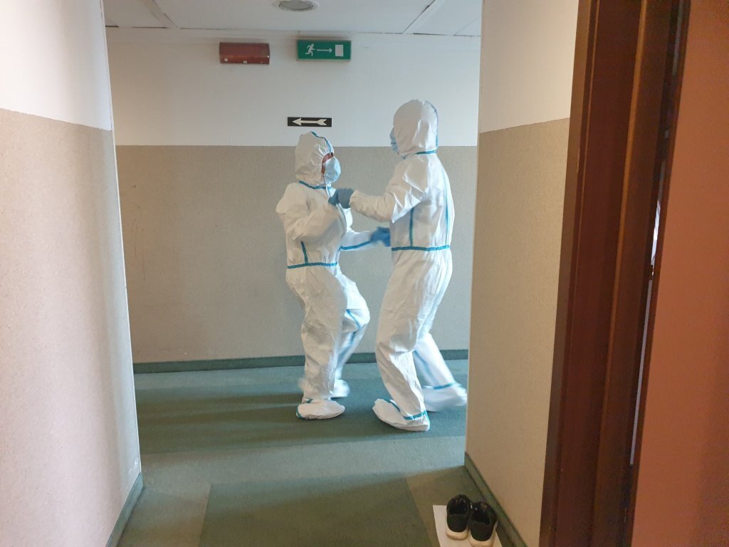 Medisinsk innsatsteam Bildet viser to i smittevernutstyr som danser.