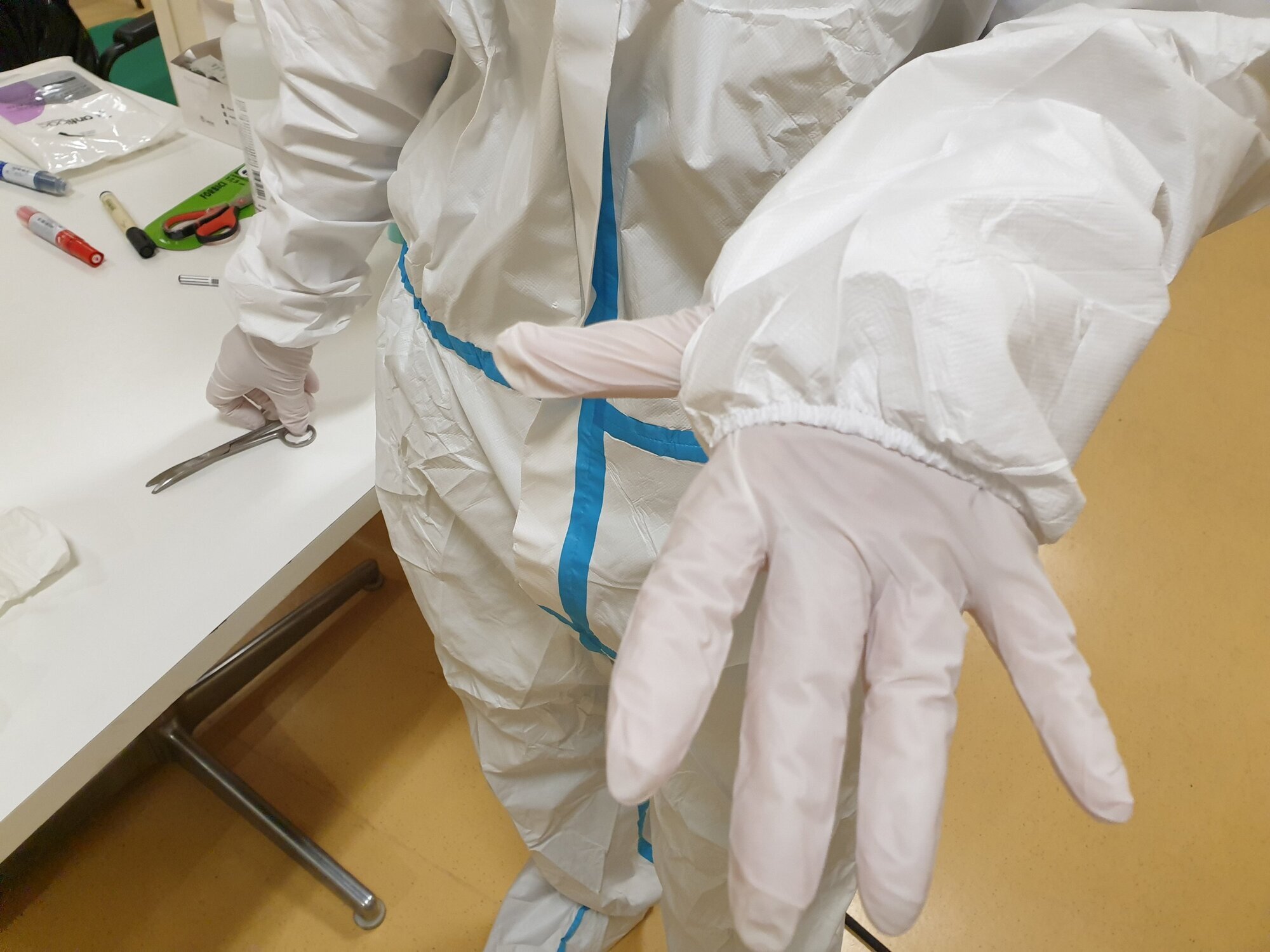 Medisinsk innsatsteam Bildet viser en hånd med hanske på.