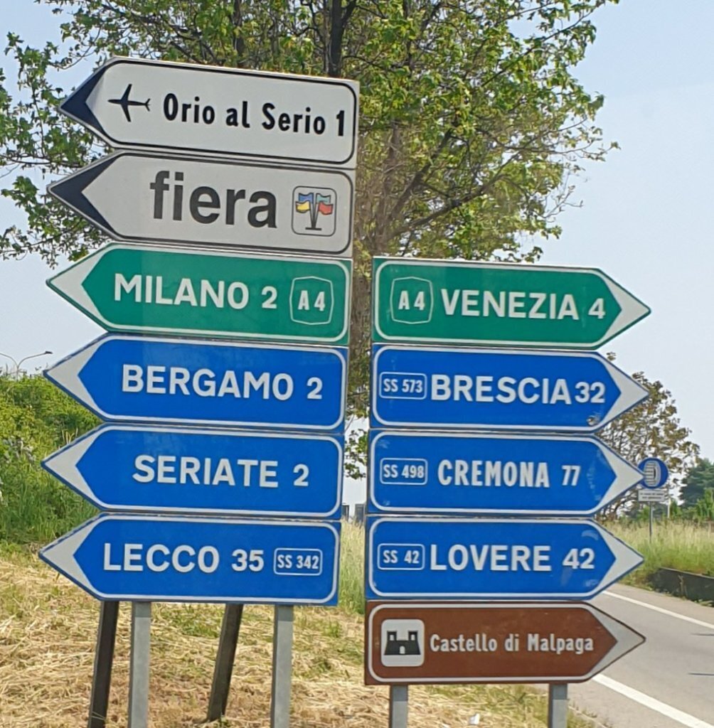 Medisinsk innsatsteam Bildet viser mange skilt.