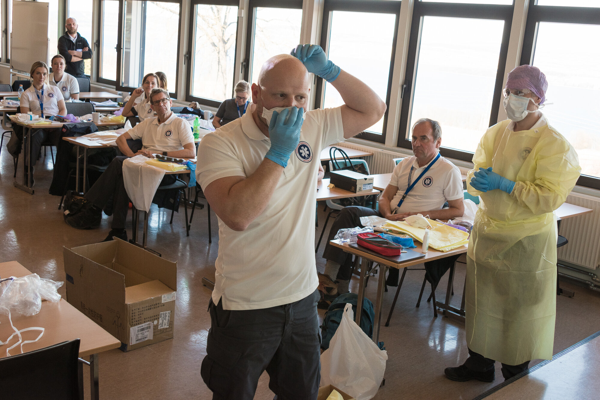 Medisinsk innsatsteam Bildet viser personell som øver på ta på smittevernutstyr.