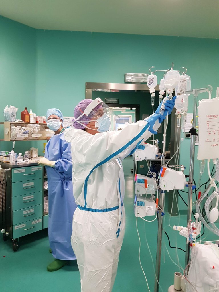 Medisinsk innsatsteam Bildet viser to sykepleiere på en sykehusstue.