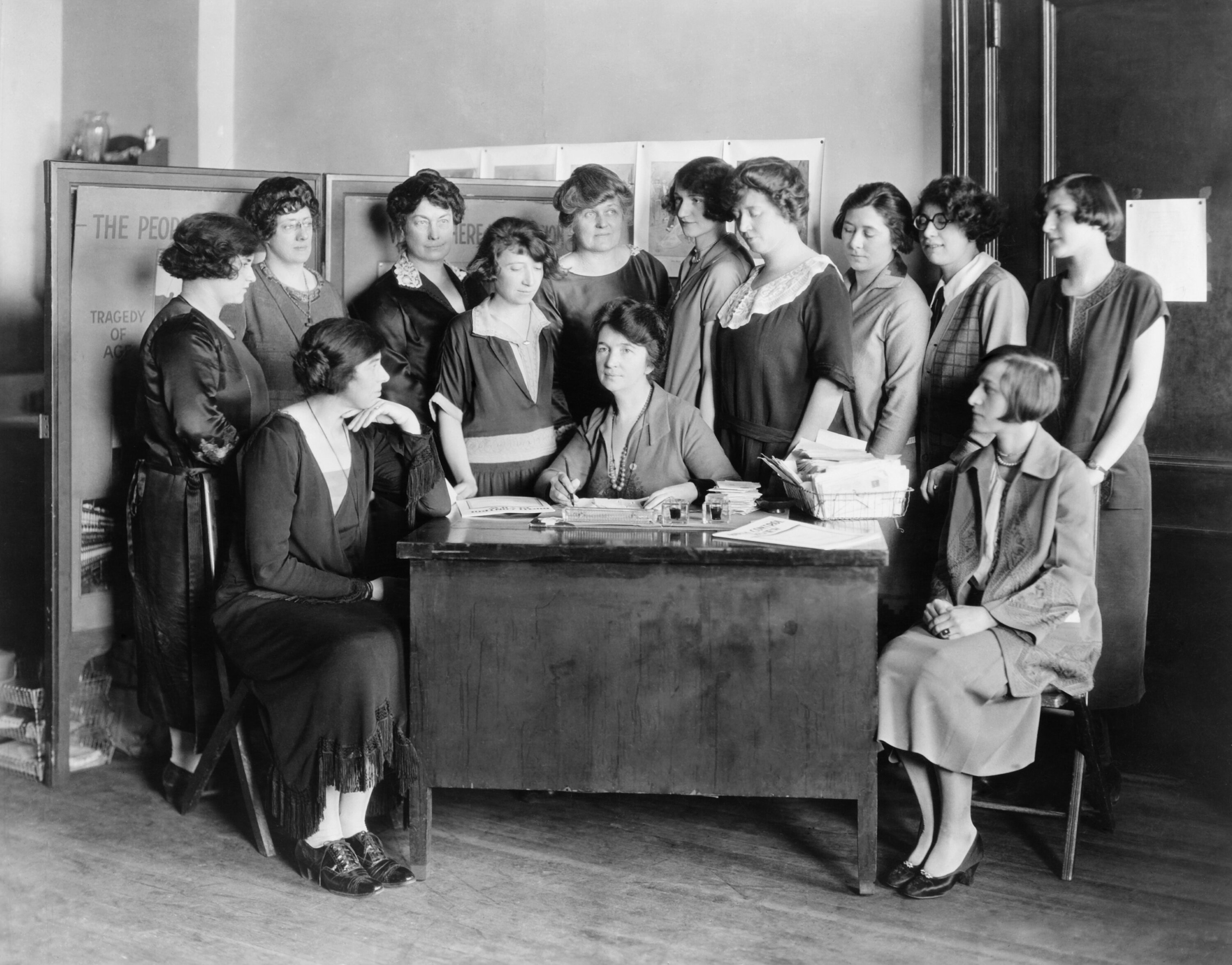Margaret Sanger Bildet viser Margaret Sanger ved en pult, omgitt av mange kvinner.