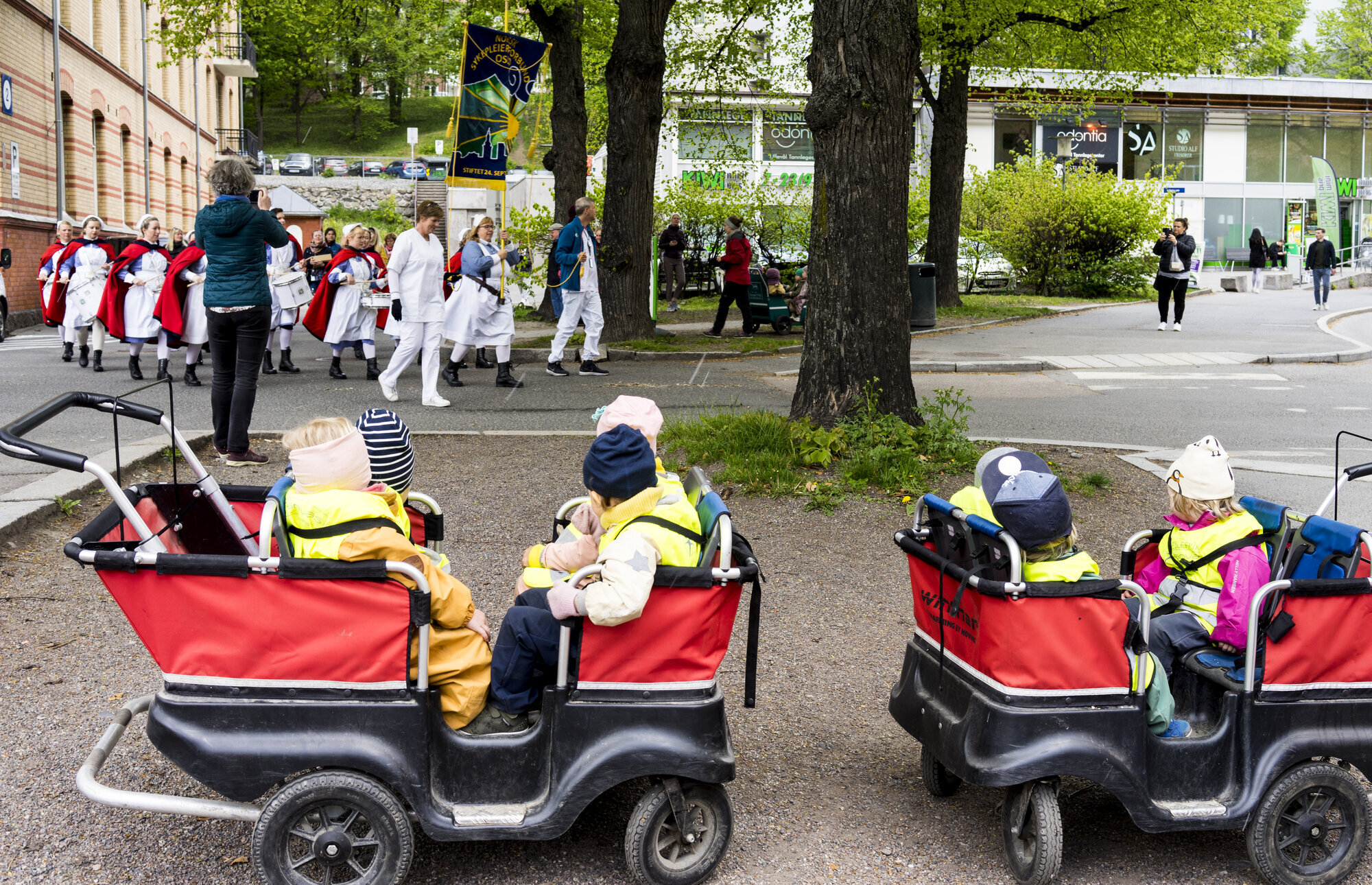 barnehagebarn ser på trommekorps bildet viser barnehagebarn som ser på trommekorps