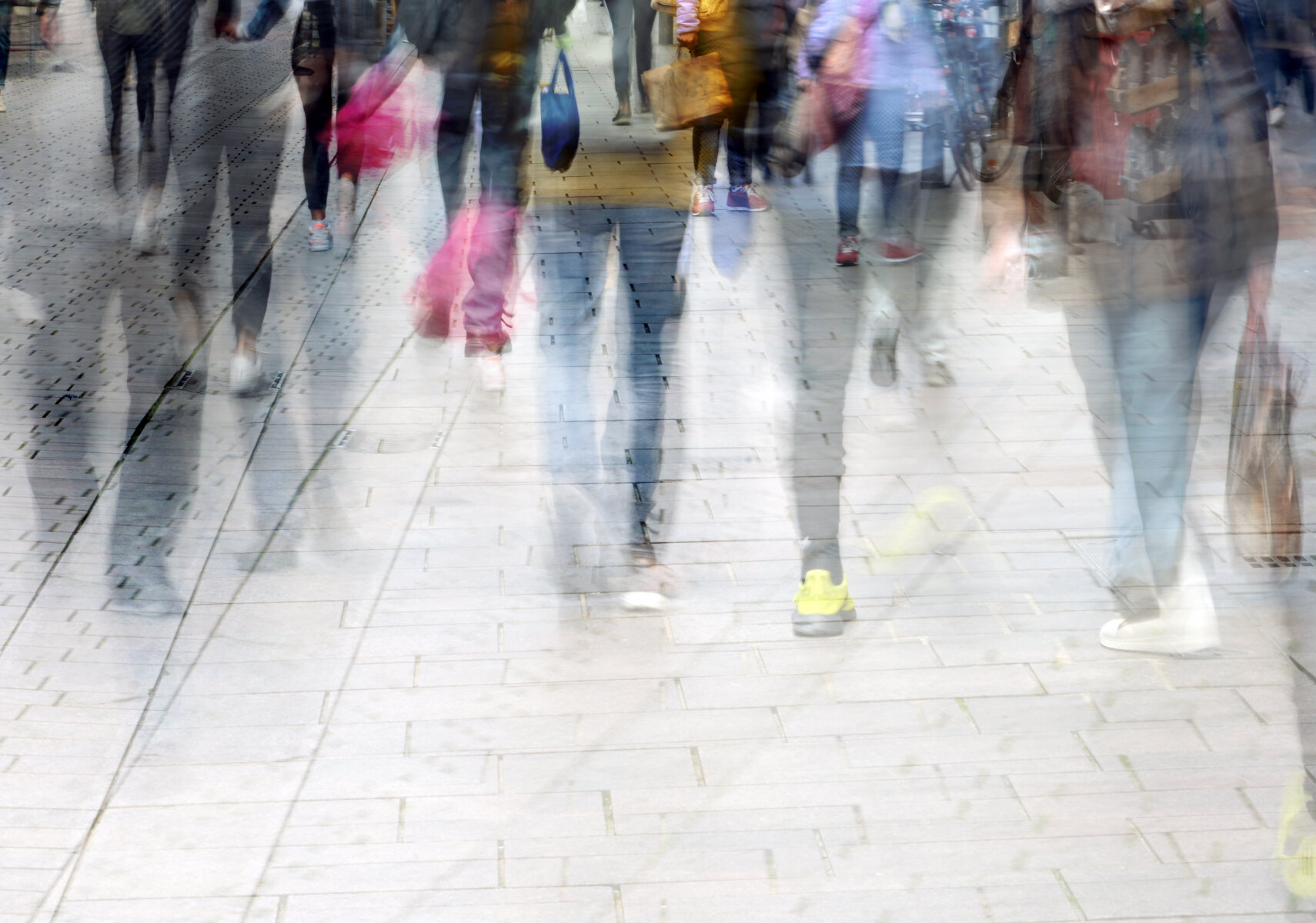 Mennesker, sosial kontakt Bildet viser mennesker som går.