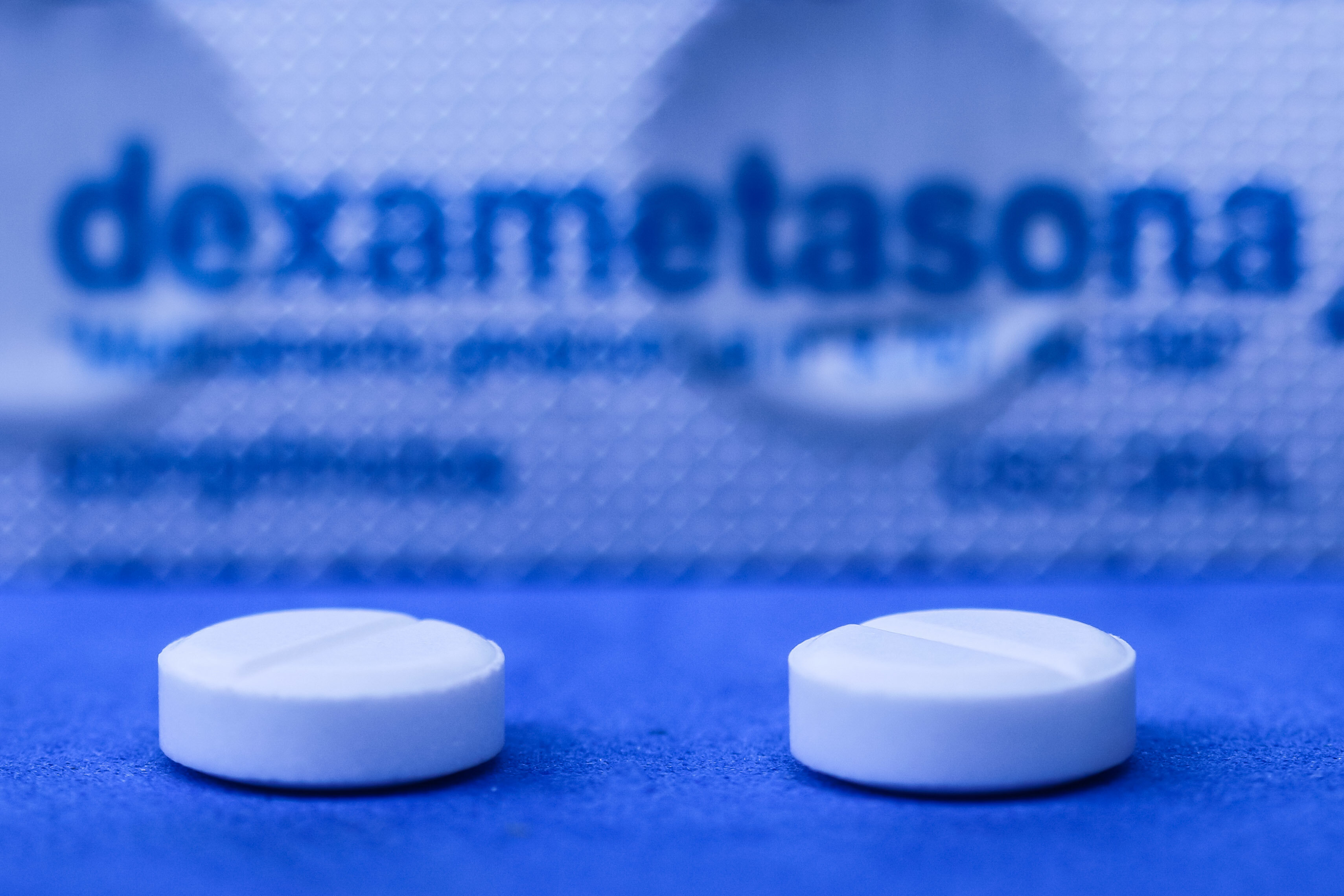 Deksomatason Bildet viser en pilleeske og to piller med deksametason.