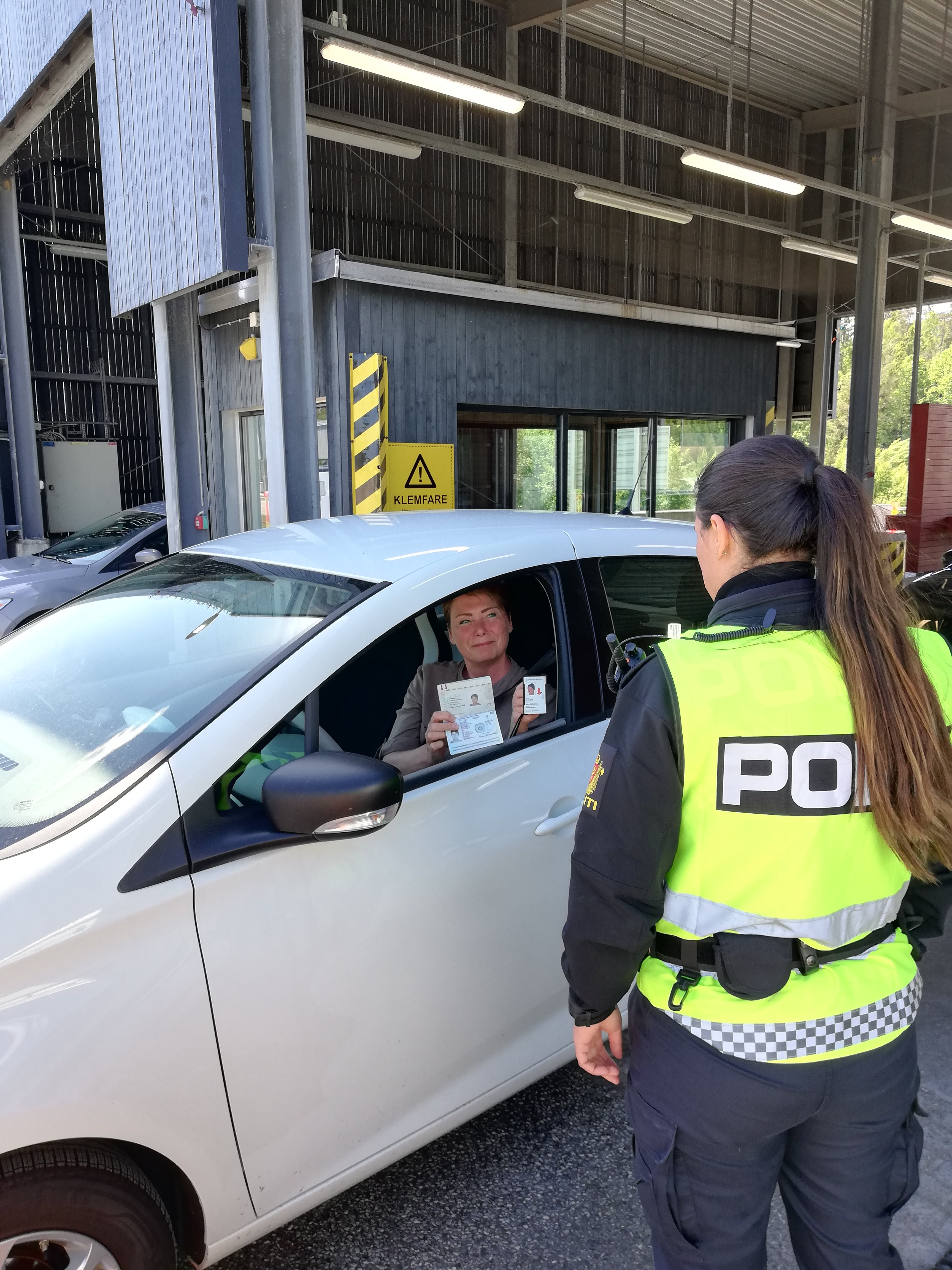 Grensependler Nina Markendahl paserer grensa