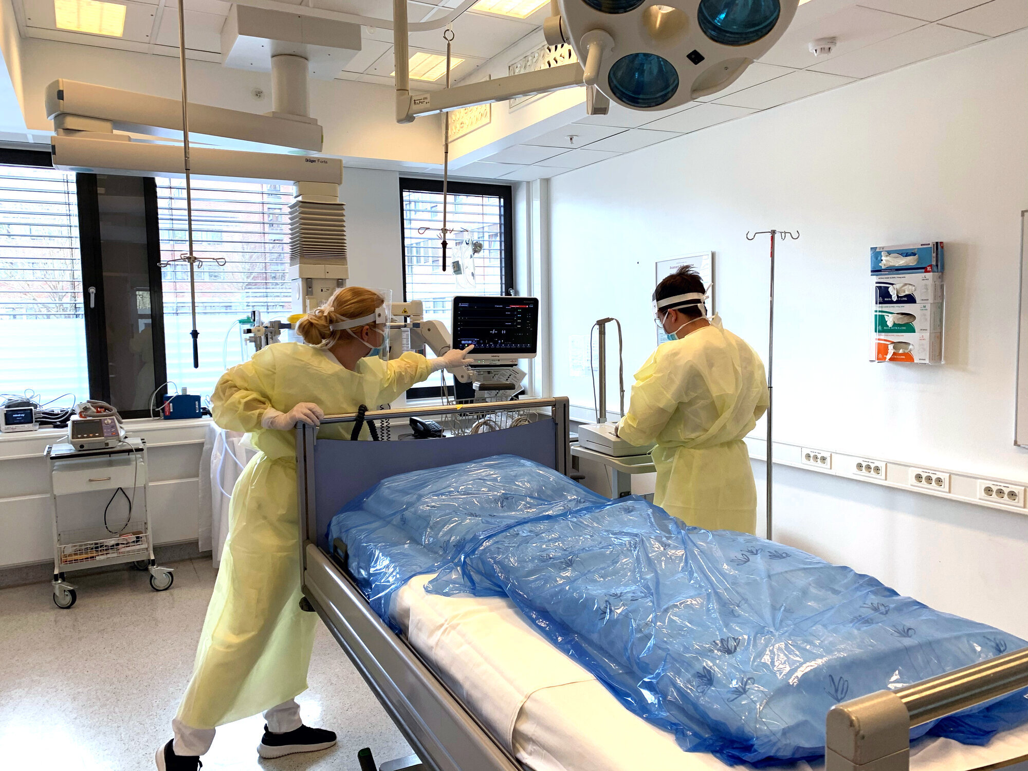 Akutten ved Bærum sykehus Bildet viser to helsepersonell i smittevernutstyr på Akutten ved Bærum Sykehus