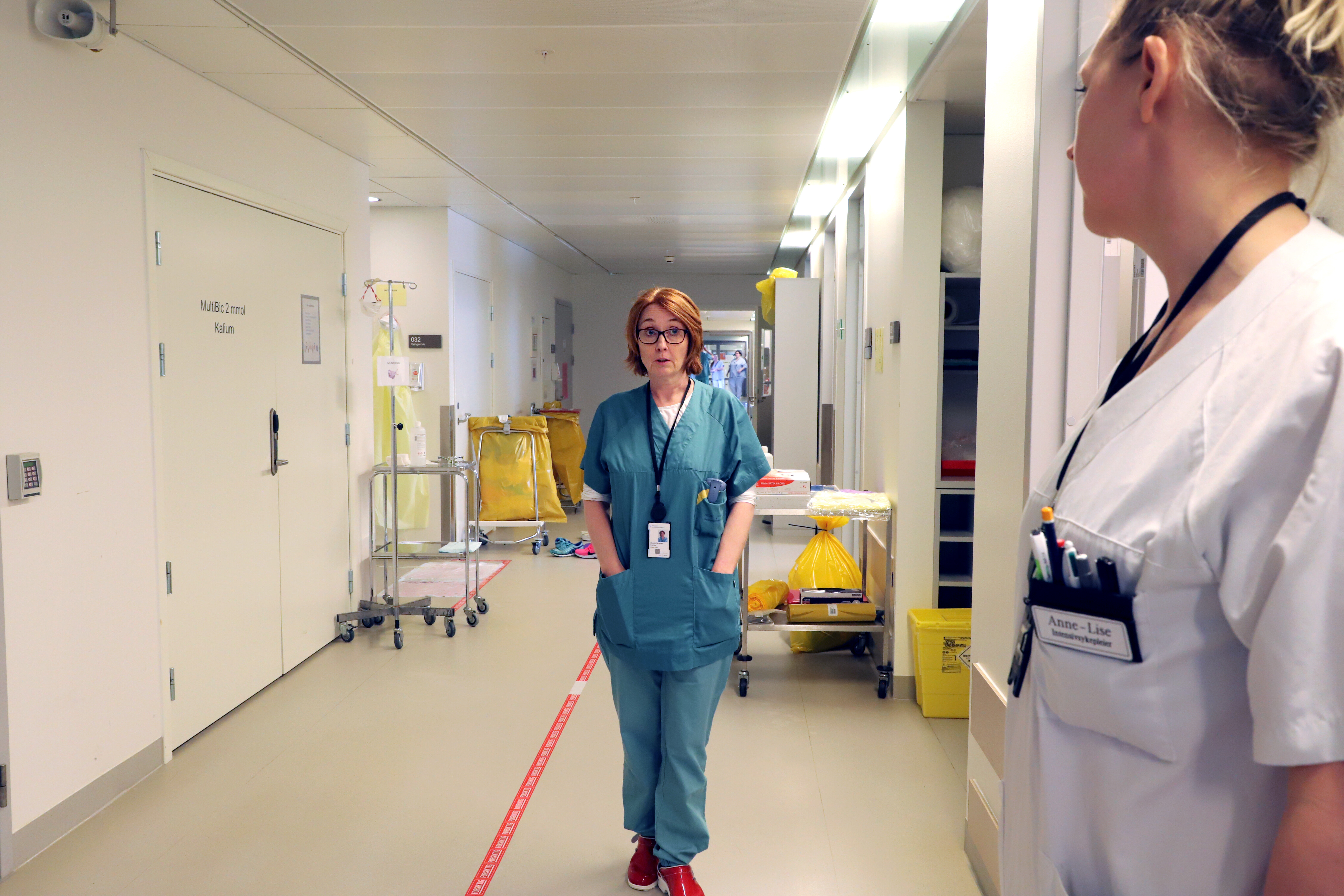 Vibecke Sørensen ved Ahus Bildet er fra Ahus og viser seksjonsoverlege Vibecke Sørensen og intensivsykepleier Anne-Lise Solum