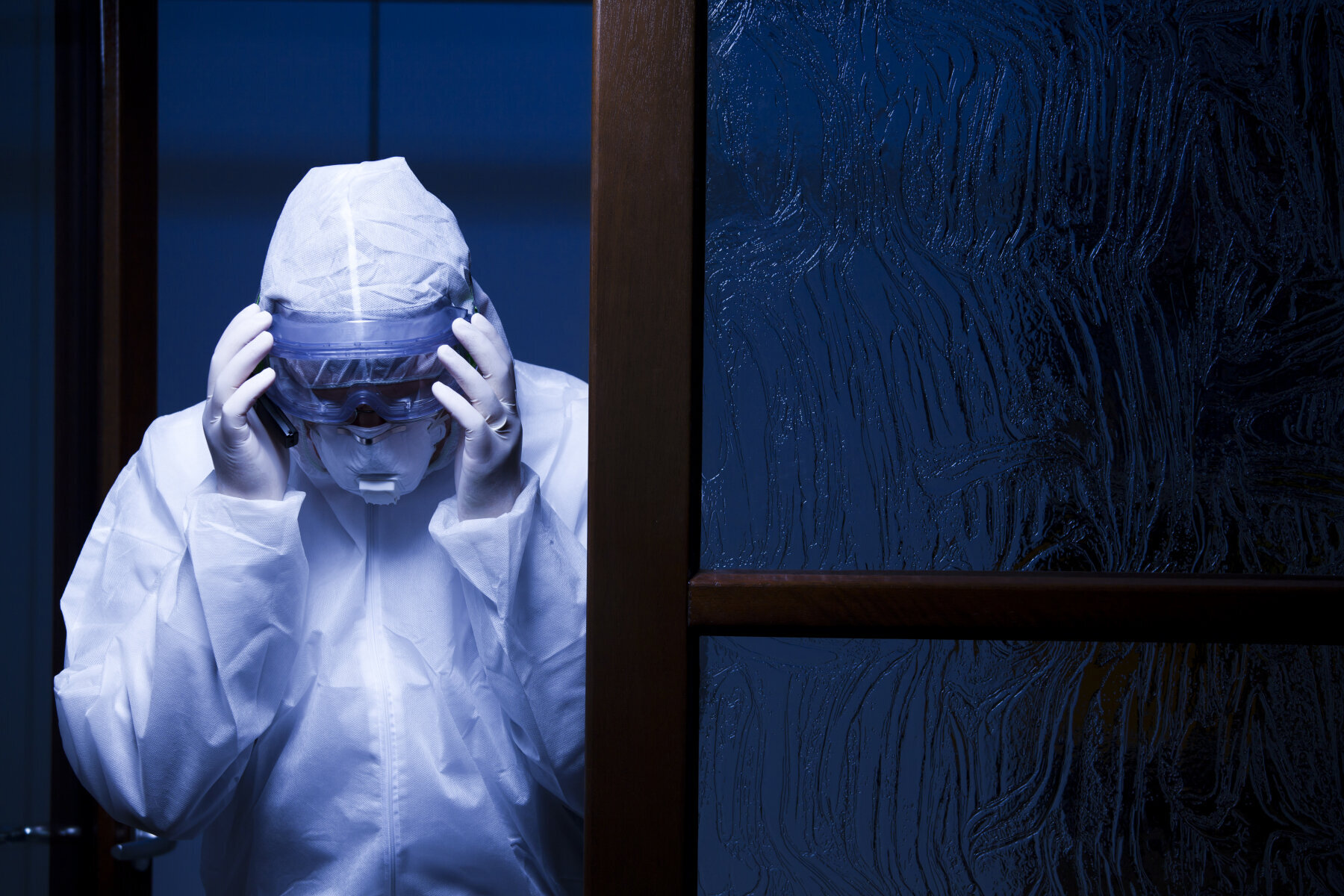 Helsepersonell, smittevernutstyr, smitte Bildet viser et helsepersonell i smittevernutstyr.