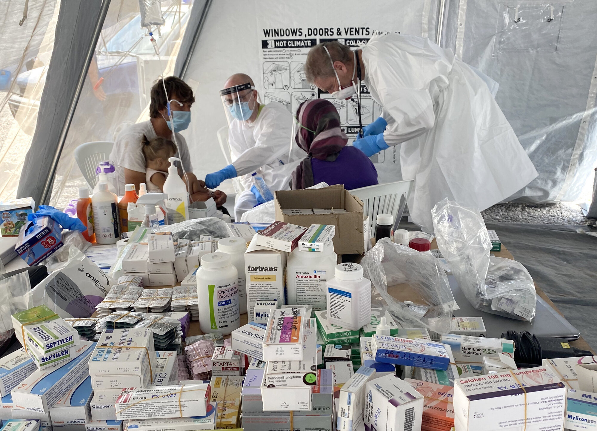 Medisinsk innsatsteam Bildet viser helsepersonell som hjelper mennesker.