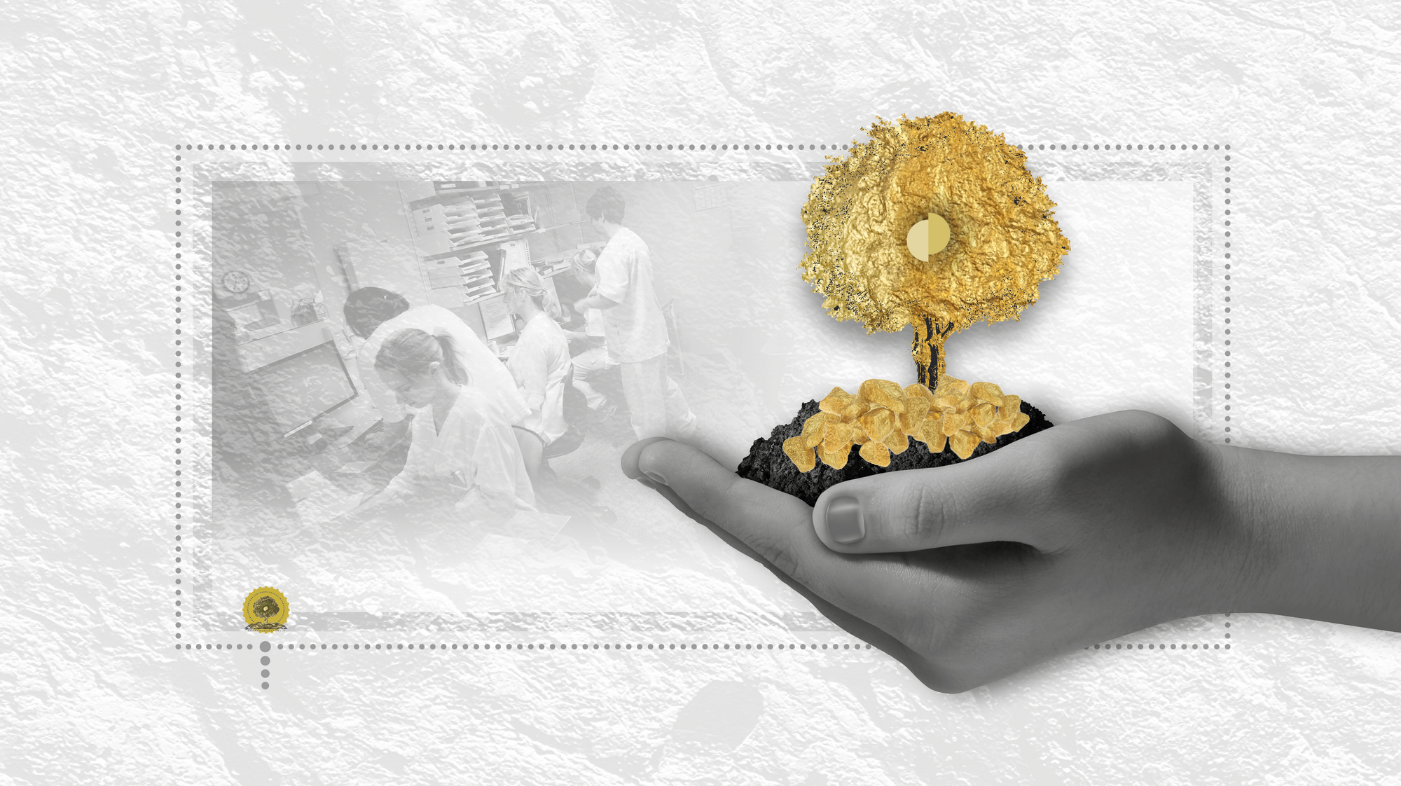 Hånd med kunnskapens tre av gull Bildet viser en hånd som bærer et gulltre